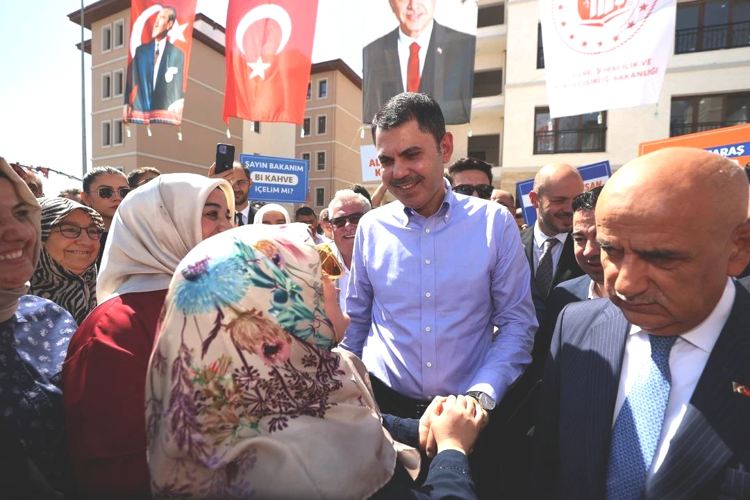 Bakan Kurum’un yanına gelip gözyaşlarıyla teşekkür etti!  Anahtarımı aldım  2
