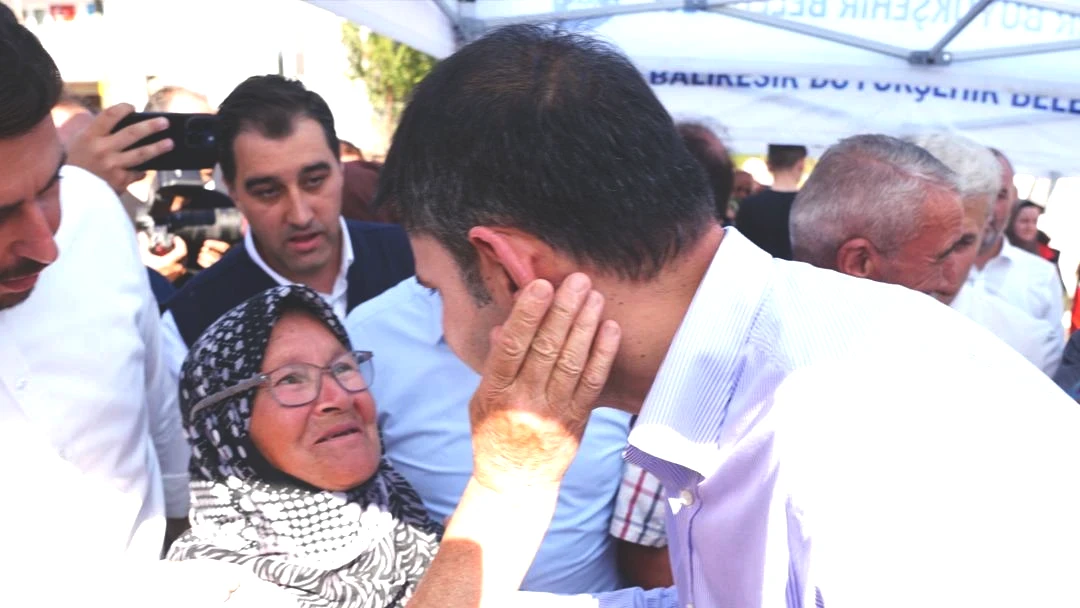 Bakan Kurum da Şerife Teyzeye: Artık üzülme tamam mı? Yeni evlerinin temelini birlikte attılar 4