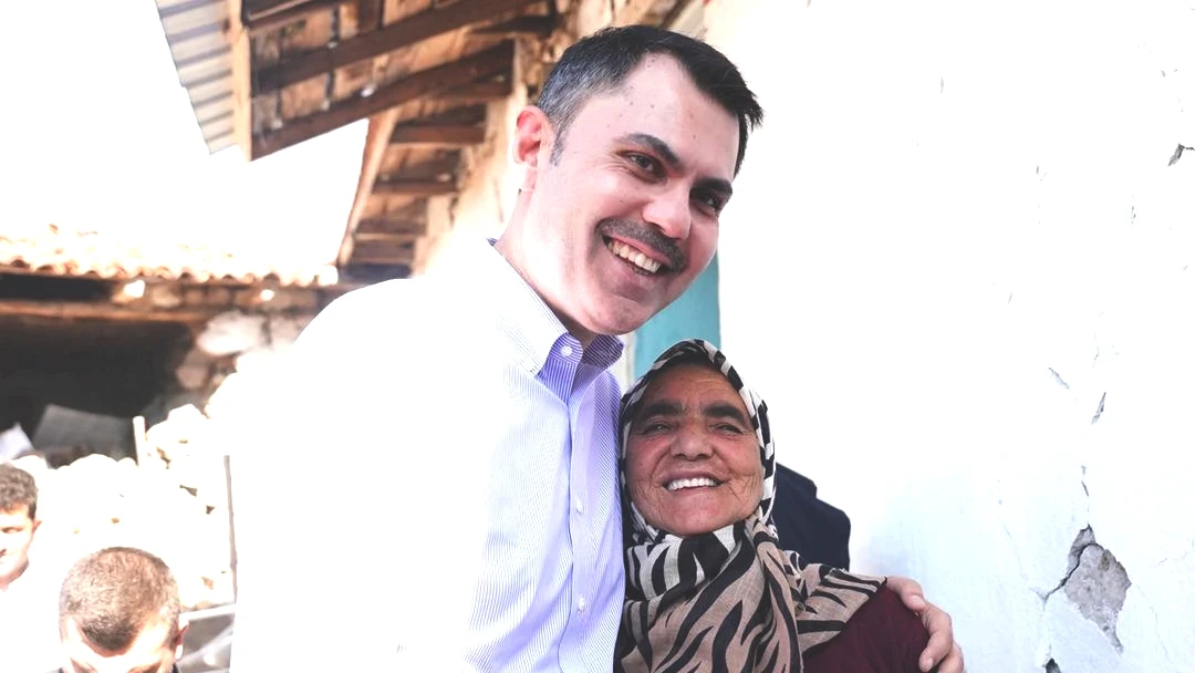 Bakan Kurum da Şerife Teyzeye: Artık üzülme tamam mı? Yeni evlerinin temelini birlikte attılar 3
