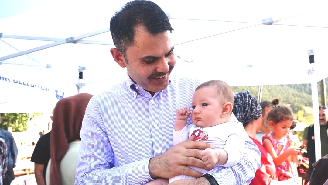 Bakan Kurum da Şerife Teyzeye: Artık üzülme tamam mı? Yeni evlerinin temelini birlikte attılar 1